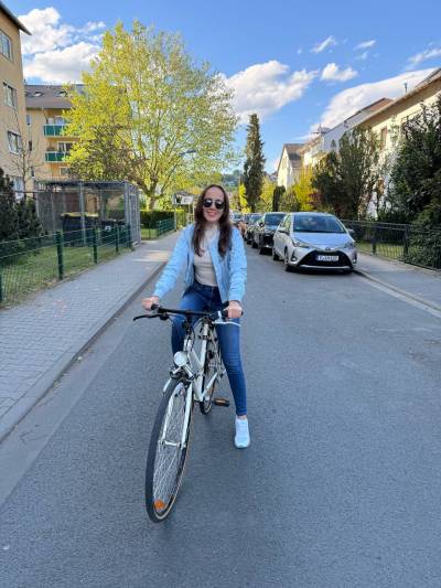 Glückliche neue Fahrradbesitzerin